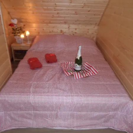 Dom Drewniany Na Kaszubach, Rzeka, Las, Pola, Niedaleko Jeziora