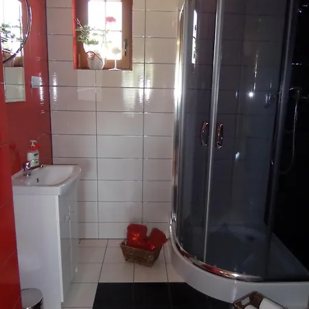 Dom Drewniany Na Kaszubach, Rzeka, Las, Pola, Niedaleko Jeziora