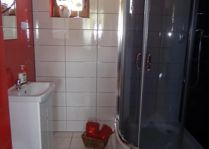 Dom Drewniany Na Kaszubach, Rzeka, Las, Pola, Niedaleko Jeziora